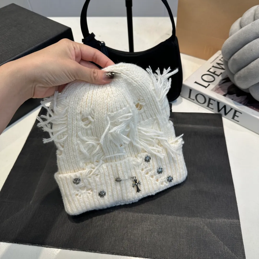 P60 Crow Heart Autumn and Winter Wool Knitted Beanie This must be the favorite of minimalism. It is clean, neat, fashionable and versatile, and will definitely not be picky about your face shape! A fashionable classic that lasts forever! Fashionable black and white can be purchased together